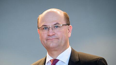 Albert Füracker (CSU), Finanzminister von Bayern steht in einem Raum. Foto: Matthias Balk/dpa/Archivbild