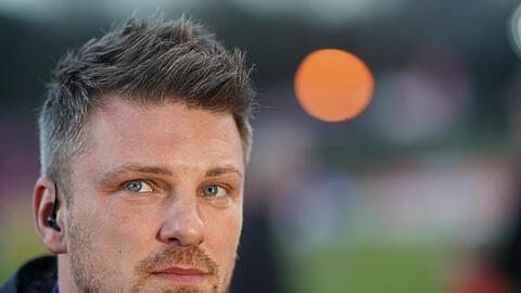 Lukas Kwasniok, Trainer des 1. FC Saarbrücken, steht im Stadion.