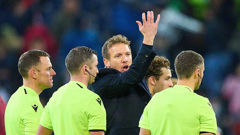 Julian Nagelsmann tobt nach einer kritischen Entscheidung in der Schlussphase.