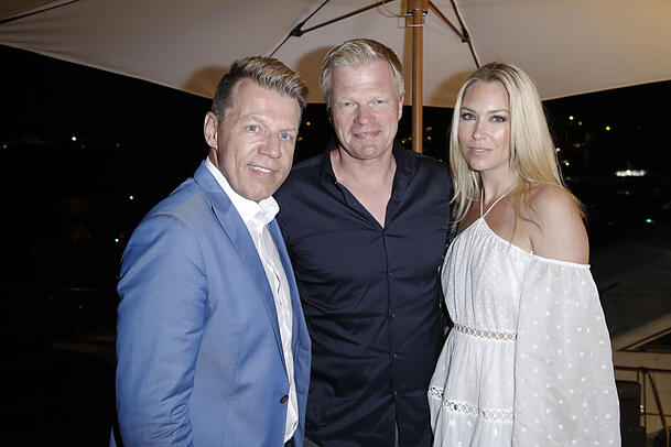 Oliver Kahn mit Bruder Axel und Ehefrau Svenja. Oliver Kahn mit Bruder Axel und Ehefrau Svenja.