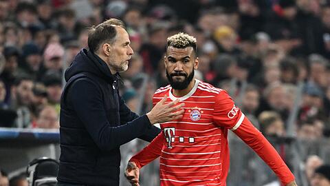 Bayern-Trainer Thomas Tuchel gibt seinem Stürmer Eric Maxim Choupo-Moting taktische Anweisungen.