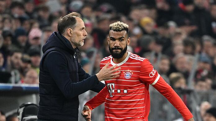 Bayern-Trainer Thomas Tuchel gibt seinem Stürmer Eric Maxim Choupo-Moting taktische Anweisungen.