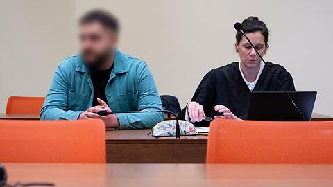 Der unter Angeklagte (l) sitzt vor Prozessbeginn am Landgericht neben seiner Anwältin Daniela Gabler im Gerichtssaal.
