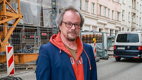 Thomas Hinz (62) wirft der Eigentümerfirma vor, die Mieter aus der Lindenschmitstraße vertreiben zu wollen, um mit Luxuswohnungen Geld zu machen.