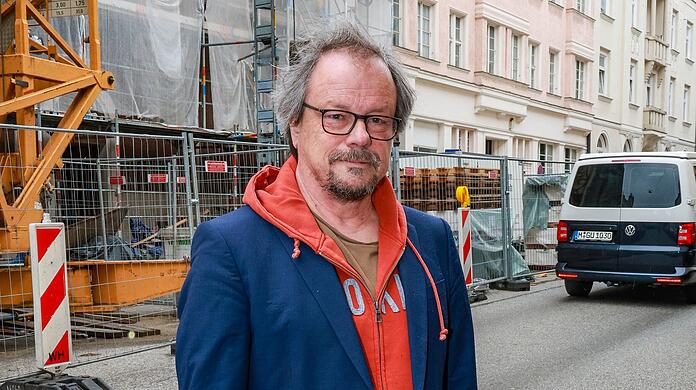 Thomas Hinz (62) wirft der Eigentümerfirma vor, die Mieter aus der Lindenschmitstraße vertreiben zu wollen, um mit Luxuswohnungen Geld zu machen.