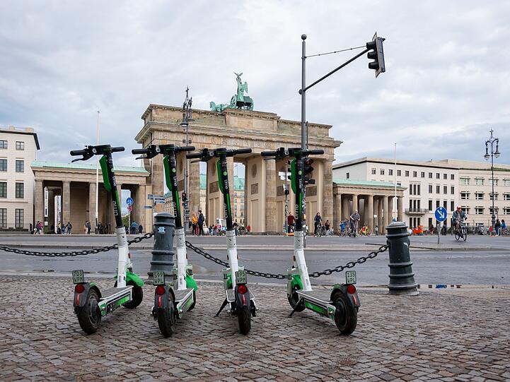 Wer etwas schneller unterwegs sein möchte als auf dem Fahrrad, für den sind E-Roller oder Elektro-Roller eine Überlegung wert. In immer mehr Städten gibt es bereits Sharing-Anbieter. Wer etwas schneller unterwegs sein möchte als auf dem Fahrrad, für den sind E-Roller oder Elektro-Roller eine Überlegung wert. In immer mehr Städten gibt es bereits Sharing-Anbieter.