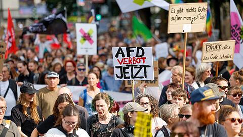 In D&uuml;sseldorf gingen rund 20.000 Menschen auf die Stra&szlig;e und forderten ein AfD-Verbot.