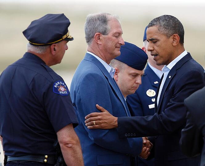 Der Präsident spendet Trost: Barack Obama besuchte am Sonntag Aurora, den Schauplatz der Kino-Schießerei in Colorado.