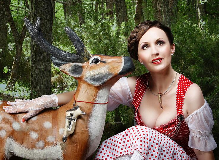 Das Dirndl im 21. Jahrhundert: Die Kreationen von Angelika Zwerenz sind sexy, schrill und opulent. Sehen Sie die DIRNDLPUNK-Mode in der Bilderstrecke.