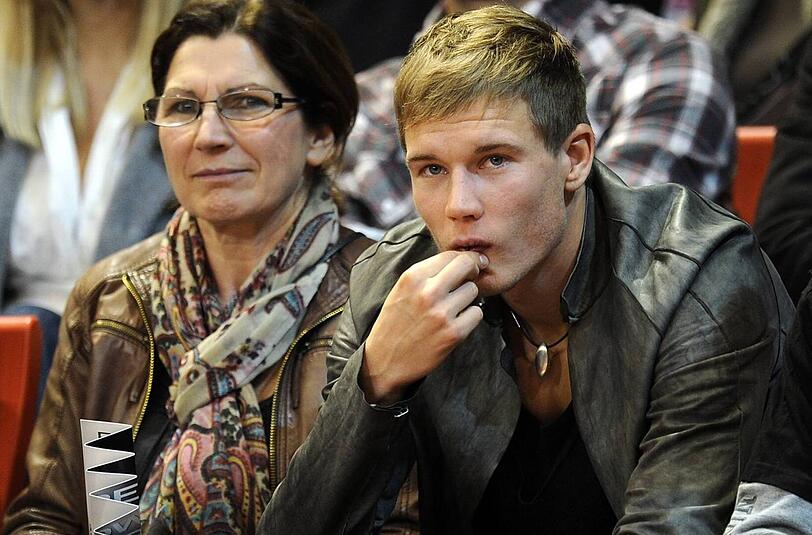 Holger Badstuber vom FC Bayern mit seiner Mutter Helga bei einem Basketballspiel.