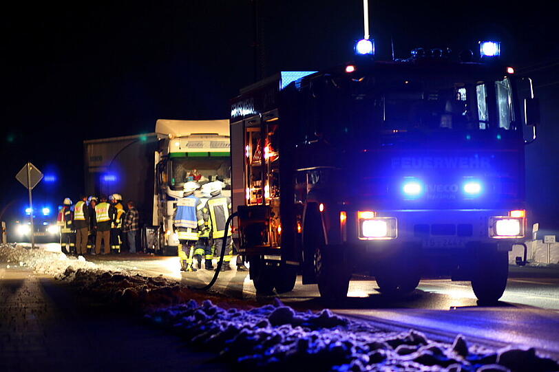 Auf der B 304 verlor ein LKW auf Höhe der Abzweigung ST 2104 nach Waging seinen Auflieger.