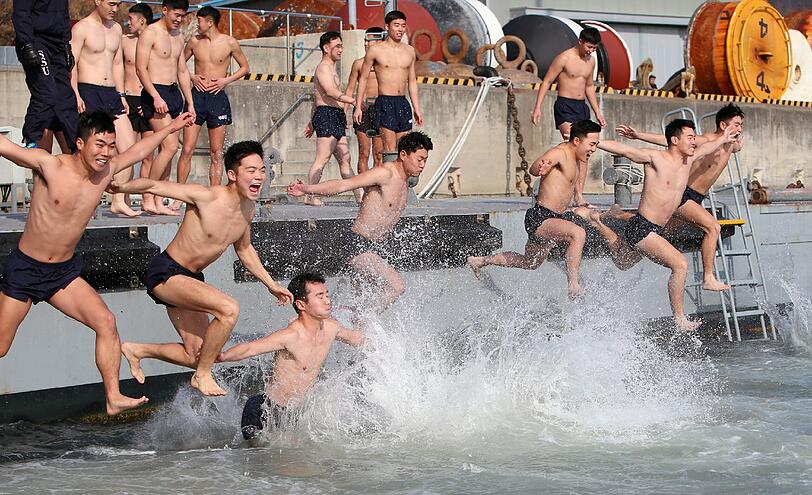Eisbad: in Japan springen junge Rekruten während eines Trainingscamps ins eisige Wasser - gut für einen abgehärteten Körper.