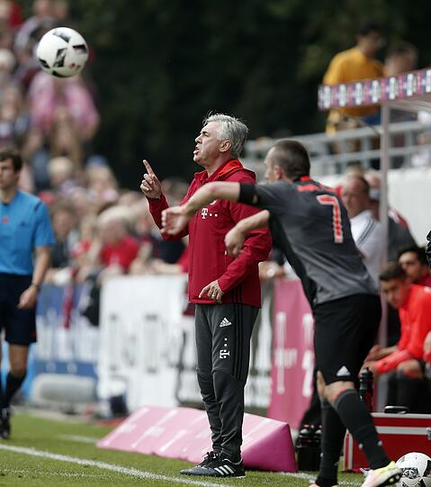 Ein entspannter Carlo Ancelotti, ein freundlicher Empfang für Rummenigge in der Heimat und ein Verletzungsschock für Arjen Robben &ndash; die Bilder vom Testspiel gegen den SV Lippstadt.