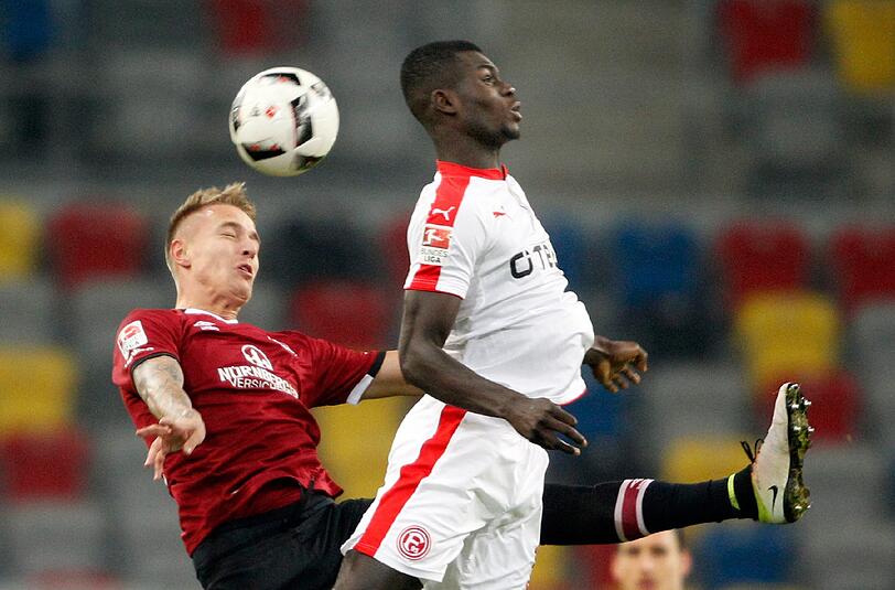 Der Düsseldorfer Ihlas Bebou (rechts) und der Nürnberger Ondrej Petrak kämpfen um den Ball.