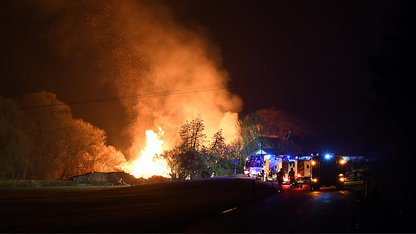 Die Bilder vom Feuerwehreinsatz in Vilsbiburg, bei dem ein Sägewerk komplett abgebrannt ist.