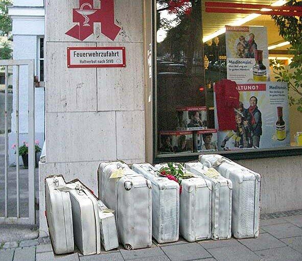 In der Volkartstraße 40 wird mit den Koffern unter anderen an Cäcilie, Hermann, Philipp und Werner Veit und die Schwestern Maria Aub und Hedwig Mayer erinnert. Sie lebten in dem Haus.