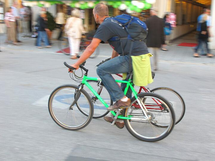 Doppeltes Rad hält besser: Wohin mag dieser Münchner unterwegs sein?