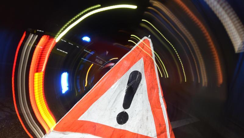 Ein Warndreieck mit dem Schriftzug "Unfall" steht vor einem Blaulicht auf der Straße. Foto: Patrick Seeger/dpa/Illustration Ein Warndreieck mit dem Schriftzug "Unfall" steht vor einem Blaulicht auf der Straße. Foto: Patrick Seeger/dpa/Illustration