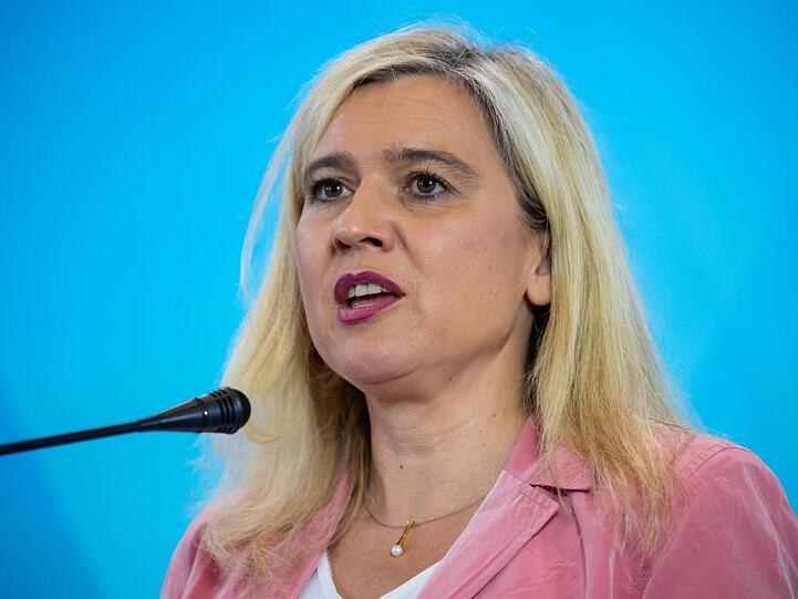 Melanie Huml (CSU) spricht in ein Mikrofon. Foto: Sven Hoppe/dpa/Archivbild