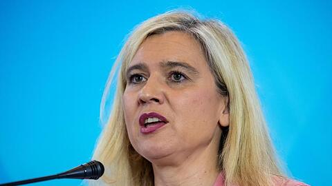 Melanie Huml (CSU) spricht in ein Mikrofon. Foto: Sven Hoppe/dpa/Archivbild