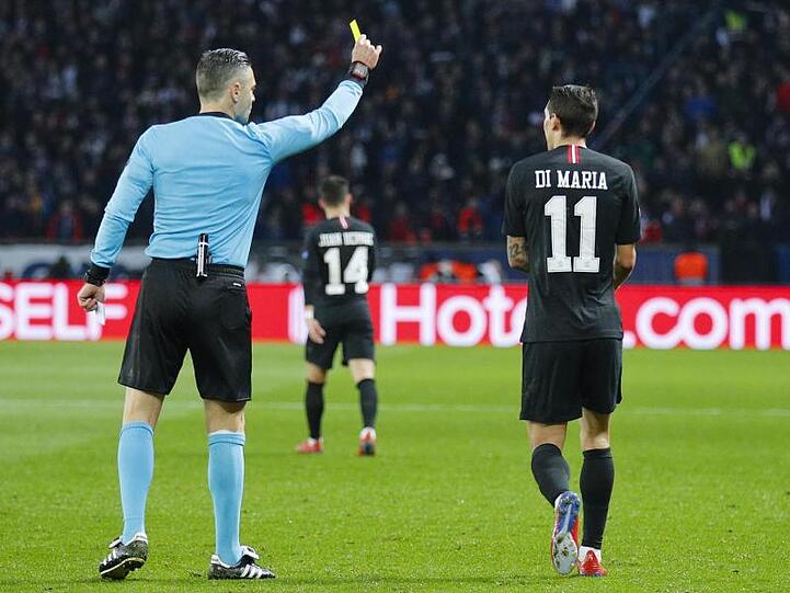Paris Angel Di Maria bekommt von Schiedrsrichter Skomina die gelbe Karte.