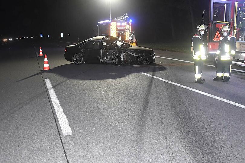 Nach ersten Erkenntnissen prallte ein 26-jähriger Münchner mit seinem Audi A8 von hinten auf den vorausfahrenden Nissan.