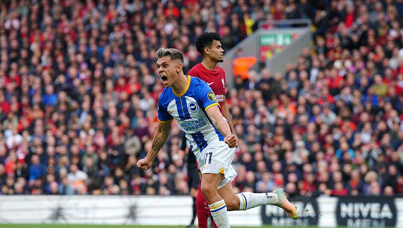 Leandro Trossard von Brighton & Hove Albion feiert den dritten Treffer seiner Mannschaft zum 3:3.
