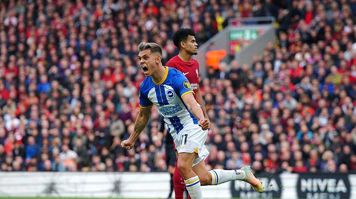 Leandro Trossard von Brighton & Hove Albion feiert den dritten Treffer seiner Mannschaft zum 3:3.