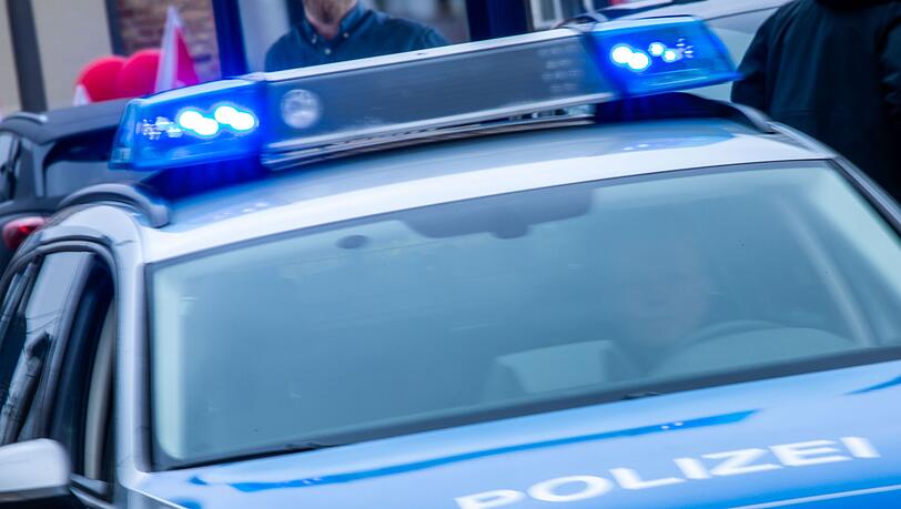 Ein Streifenwagen der Polizei ist mit Blaulicht im Einsatz.
