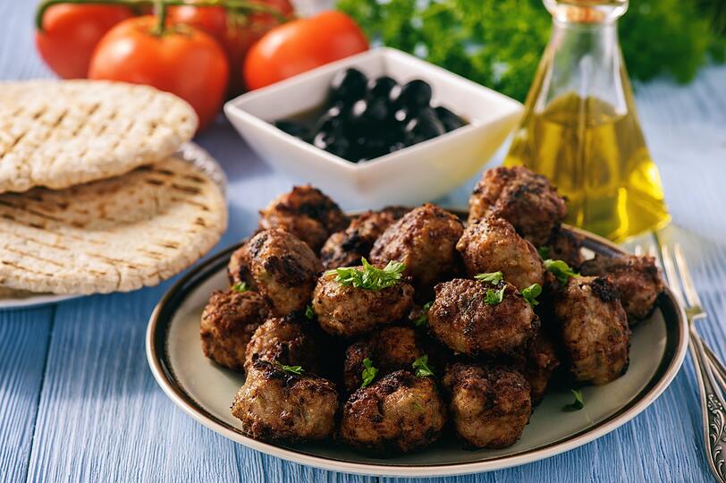 Die griechischen Hackfleischbällchen vom Grill erhalten durch die typische Gewürzmischung aus Zimt, Kreuzkümmel und reichlich Minze ihren unverwechselbaren Geschmack. Keftedes werden aus Lamm, Schwein oder Kalbfleisch, Gewürzen sowie eingeweichtem Weißbrot und Ei geformt. Danach werden die Fleischbällchen auf dem vorgeheizten Grill etwa 15 Minuten gebraten. Die griechischen Hackfleischbällchen vom Grill erhalten durch die typische Gewürzmischung aus Zimt, Kreuzkümmel und reichlich Minze ihren unverwechselbaren Geschmack. Keftedes werden aus Lamm, Schwein oder Kalbfleisch, Gewürzen sowie eingeweichtem Weißbrot und Ei geformt. Danach werden die Fleischbällchen auf dem vorgeheizten Grill etwa 15 Minuten gebraten.