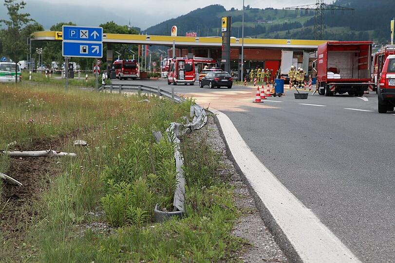 Schwerer Unfall an der Rastanlage Inntal: Ein Lkw raste in eine Zapfanlage.