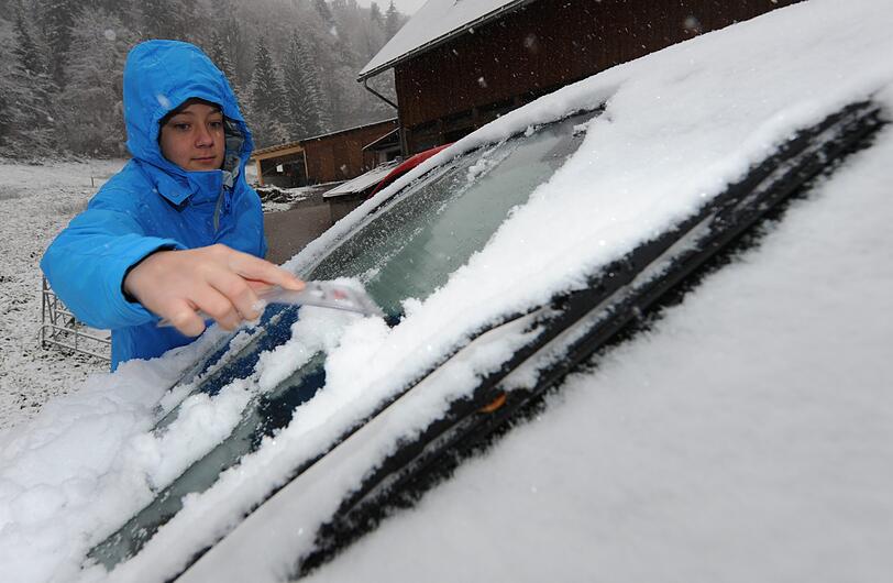 Schneekratzen in Kulmbach: Über Nacht hat es in Oberfranken geschneit.