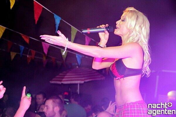 13 Jahre Nachtgalerie: "Malle live vs Party Pornös". Am Freitag gewährte Sexy Mia den Partygästen tiefe Einblicke. Noch mehr Fotos gibt es hier www.nachtagenten.de.