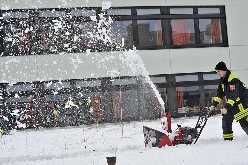 Die Feuerwehr befreite das Schuldach von Teilen des Schneelast. Neben Schaufeln kamen auch mehrere Schneefräsen zum Einsatz.