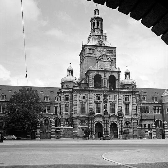 Der Mittelbau des Bayerischen Nationalmuseums steht heute - 80 Jahre später - genau so an der Prinzregentenstraße.