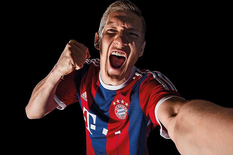 Rot-Blaue Streifen, "Mia san Mia" im Nacken: Das neue Heimtrikot des FC Bayern. Die Bilder...