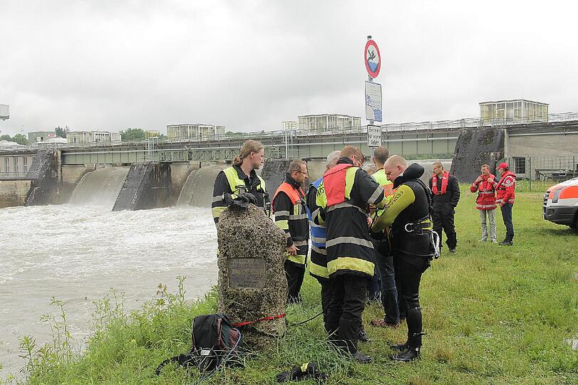 Die Strömung riss den Wagen mit sich. Ein Großaufgebot an Rettungskräften der Feuerwehr und Wasserwacht sowie ein Polizeihubschrauber suchen nach dem Fahrzeug.