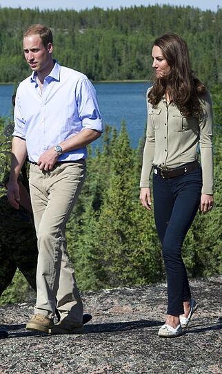 Prinz William und seine Frau Kate bei ihrem Besuch am Blachford Lake nahe Yellowknife in sportlich lässigen Preppy-Style.