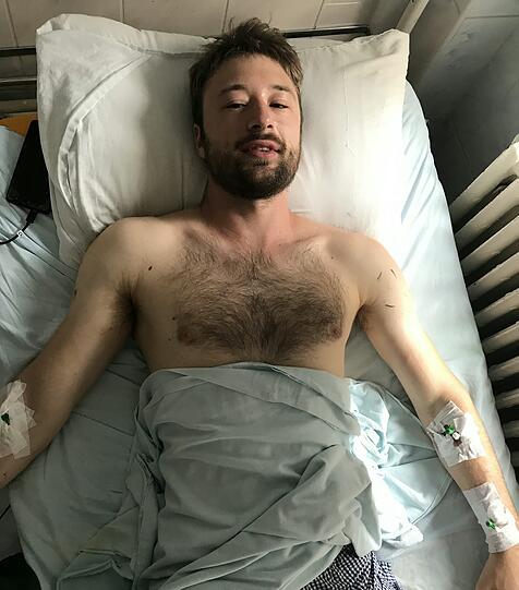 Nach der Attacke im Gebirge: Andi Bauer im Krankenhaus in Rumänien.