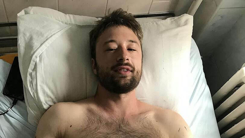 Nach der Attacke im Gebirge: Andi Bauer im Krankenhaus in Rumänien. Nach der Attacke im Gebirge: Andi Bauer im Krankenhaus in Rumänien.