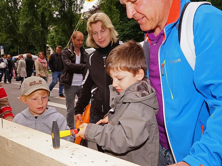 Es gibt soviel zu sehen: Beim Streetlife-Festival am Wochenende kamen 150 000 Münchner auf die autofreie Leopold- und Ludwigstraße.