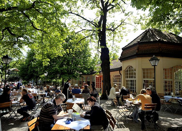 Idyll unter Kastanien mitten in der Großstadt: der Biergarten vom Paulaner am Nockherberg.