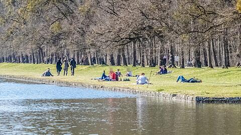 Wiese betreten verboten &ndash; gilt eigentlich hier zwischen Allee und Schlosskanal. Trotzdem gehen Menschen im Grün spazieren oder liegen dort gemütlich in der Sonne.