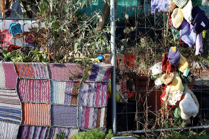 Buntes Viertel: Wo nicht gesprüht oder geklebt wird, wird am Zaun eben gehäkelt.