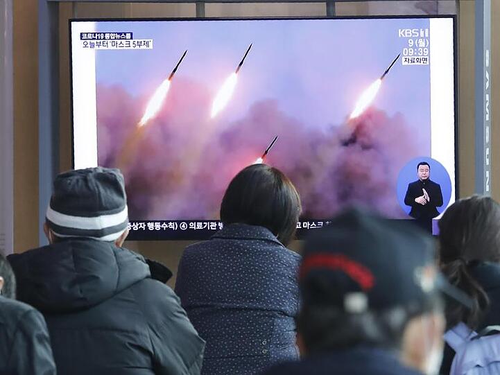 Menschen verfolgen in einem Bahnhof in Seoul eine Nachrichtensendung, die über einen Raketentest von Nordkorea berichtet.