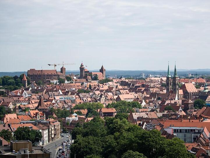 Blick vom Hochhaus am Plärrer auf die Nürnberger Altstadt. Foto: Daniel Karmann/Archivbild