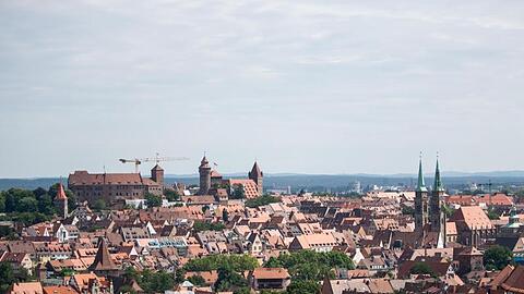 Blick vom Hochhaus am Plärrer auf die Nürnberger Altstadt. Foto: Daniel Karmann/Archivbild