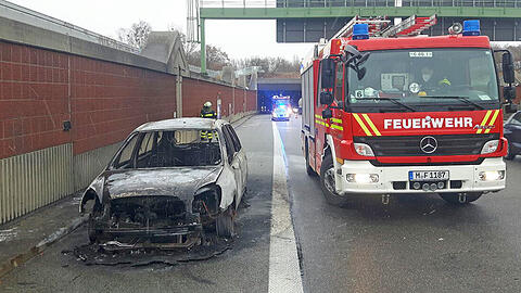 Kurz hinter dem Allacher Tunnel ging der Kia in Flammen auf.