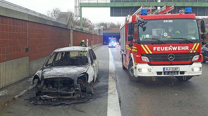 Kurz hinter dem Allacher Tunnel ging der Kia in Flammen auf.