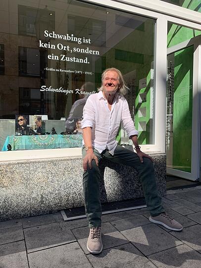 Optikermeister Günther Radauer vor seinem Laden.